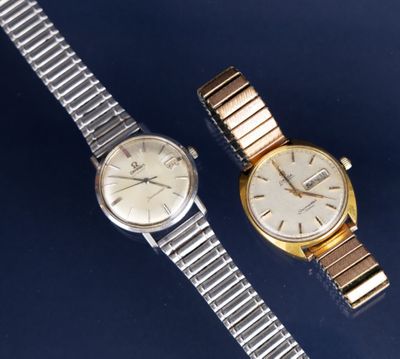 une photo montrant deux montres posées l'une à côté de l'autre sur une table