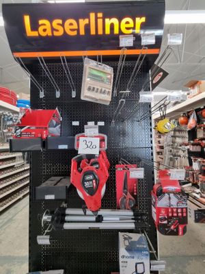 un présentoir proposant de nombreux outils dans un magasin