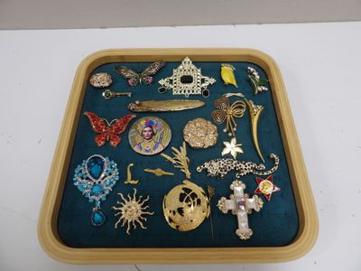 a tray that has many different types of brooches on it