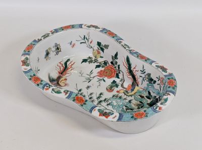 un bol blanc orné d'un motif représentant un oiseau et des fleurs