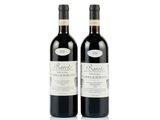deux bouteilles de vin posées l'une à côté de l'autre sur une surface blanche