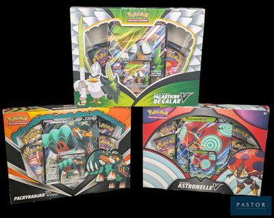 un gros plan sur trois boîtes de cartes Pokémon sur fond noir
