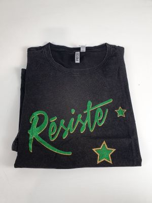 un t-shirt noir orné d'un logo vert et doré
