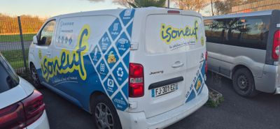 deux camionnettes garées l'une à côté de l'autre dans un parking