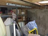 un garage rempli d'objets