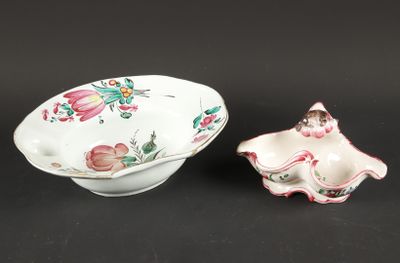 paire de bols et soucoupes en porcelaine chinoise ornés de motifs floraux
