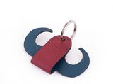 porte-clés en cuir bleu et rouge représentant une moustache sur fond blanc