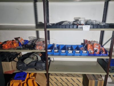 une étagère contenant de nombreux objets différents dans une pièce