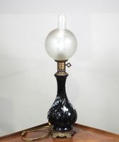 Lampe à pétrole en laiton et émaux peints à décor de fleurs …