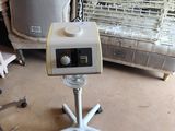 une machine posée sur un support dans une pièce