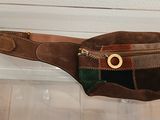 une ceinture marron et verte ornée d'une boucle dorée