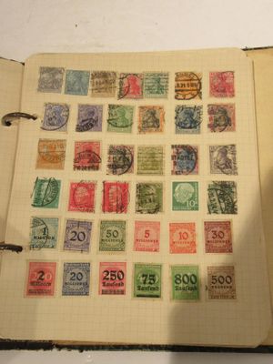 un livre avec beaucoup de timbres