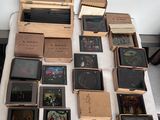 une table sur laquelle se trouvent un ordinateur portable et de nombreux autres objets