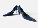 une paire de chaussures à talons hauts bleues sur fond blanc