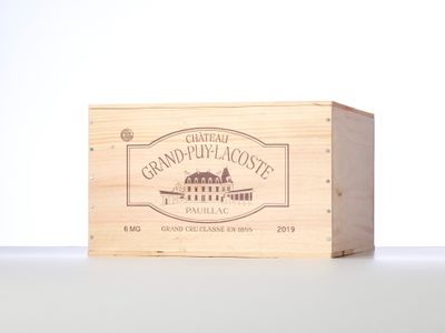 the wooden box is empty and ready to be filled with wine