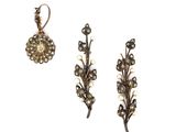 gros plan d'une paire de boucles d'oreilles sur fond blanc