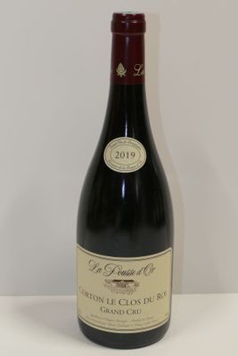 une bouteille de vin posée sur une table