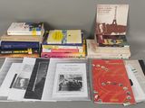 plusieurs livres sont empilés sur une table