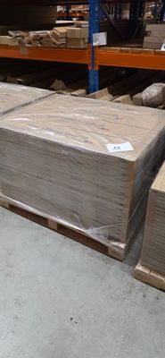 un grand nombre de boîtes empilées dans un entrepôt