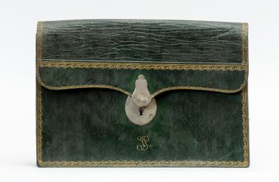 une boîte en cuir vert munie d'une poignée en métal