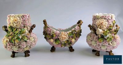 trois figurines représentant des fleurs, exposées sur une table