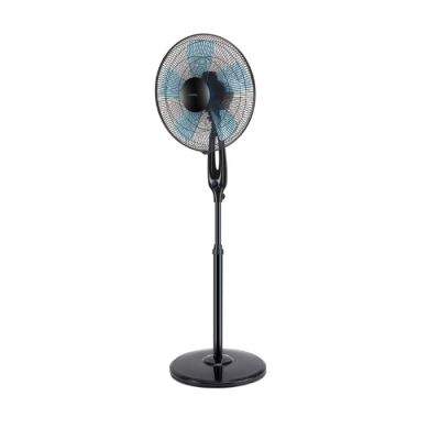 un ventilateur sur pied noir sur fond blanc, avec un fond blanc