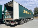 un camion transportant un chargement de caisses