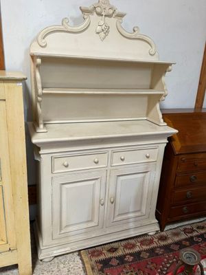 une armoire blanche et une commode dans une pièce