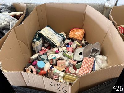 une boîte en carton remplie d'objets hétéroclites sur le sol