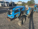 un tracteur bleu garé sur un parking