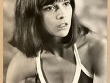 photographie en noir et blanc d'une femme en bikini posant pour une photo