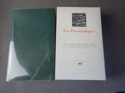 deux livres posés sur une table