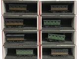 six wagons qui sont rangés dans un box