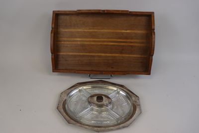 une vieille boîte en bois avec un couvercle en métal, posée sur une surface blanche
