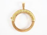 un gros plan d'un pendentif en forme de bague en or sur fond blanc