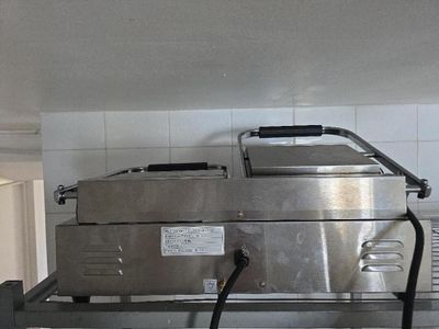 une image d'une friteuse commerciale dans une cuisine
