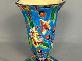 une image représentant un vase bleu posé sur une table