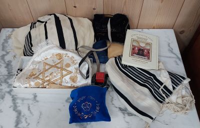 les nombreux objets qui se trouvent sur une table dans la pièce