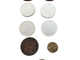 un grand nombre de pièces qui se trouvent sur une surface blanche