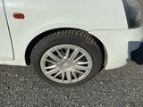 une voiture blanche garée sur le parking