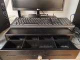 un bureau d'ordinateur équipé d'un clavier et d'un écran d'ordinateur
