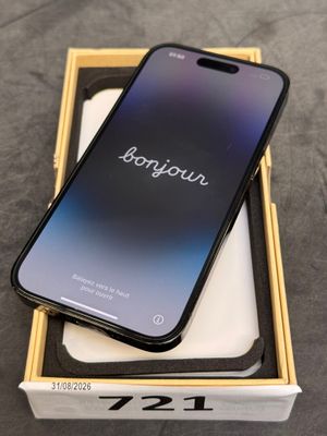 Un iPhone X est posé sur une boîte, sur une table.