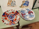 trois assiettes posées sur une table verte