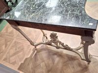 Console en bois laqué crème et doré à plateau de marbre. (photo 5)