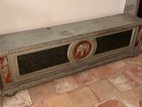 a bench that is sitting in the corner of a room