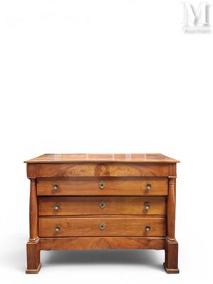 image d'une commode en bois sur fond blanc