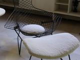 deux chaises et une table dans une pièce dotée d'une grande fenêtre