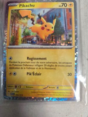 un gros plan d'une carte Pokémon représentant un Pikachu