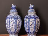 deux vases bleus et blancs posés sur une table en bois