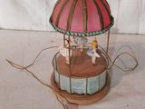 une lampe surmontée d'un carrousel